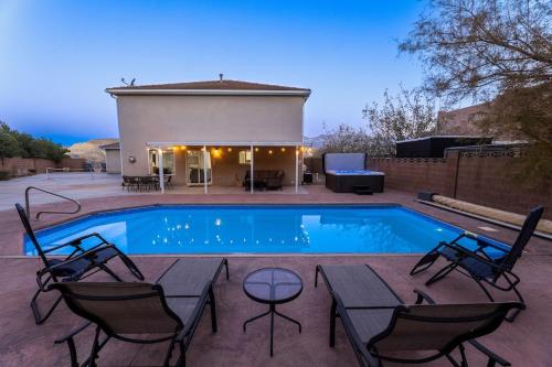 Hidden Gem - La Verkin 300 near Zion National Park Private Heated Pool & Spa