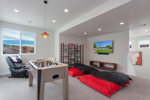 Paseos 1129 Foosball Table, BBQ Grill, Xbox S, Community Trailer Parking & Pickleball Courts!
