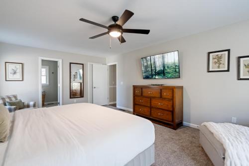 Decked Out Spacious 3BR Near Pine Mountain Trail W Decked Out Spacious 3BR Near Pine Mountain Trail W