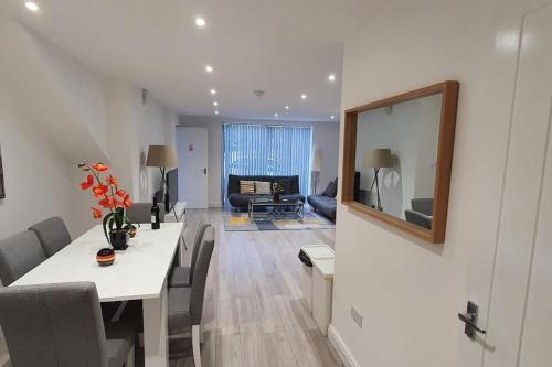 Daisy Lodge - Spacious Two Bed Flat - Parking, Netflix, WIFI - Close to Blenheim Palace & Oxford - F1