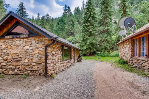 Exterior view, Countryrock: Modern, Small Family Cabin Near the Creek in Idaho Springs (CO)