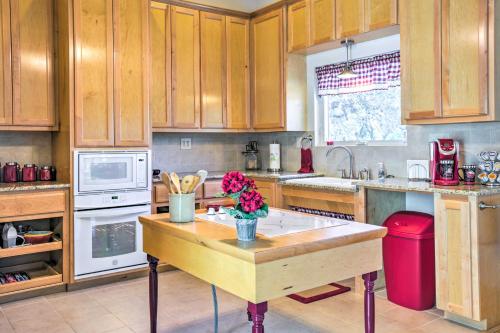 Johnson City Home with Hot Tub - Close to Wineries! in Johnson City, USA