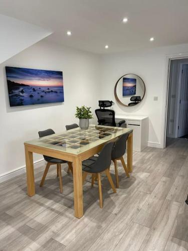 Maisy Lodge - Two Bed Lux Flat - Parking, Netflix, WIFI - Close to Blenheim Palace & Oxford - F2 in Dél-Kidlington