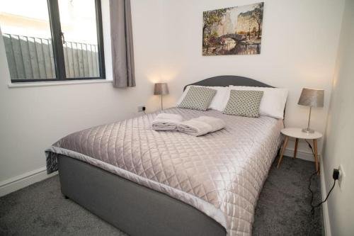 Maisy Lodge - Two Bed Lux Flat - Parking, Netflix, WIFI - Close to Blenheim Palace & Oxford - F2