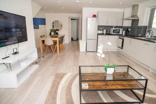 Maisy Lodge - Two Bed Lux Flat - Parking, Netflix, WIFI - Close to Blenheim Palace & Oxford - F2