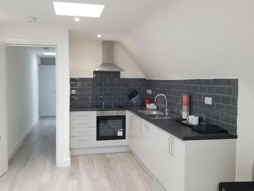 Orchid Lodge - Two Bed Generous Flat - Parking, Netflix, WIFI - Close to Blenheim Palace & Oxford -  in Dél-Kidlington