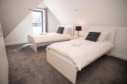 Orchid Lodge - Two Bed Generous Flat - Parking, Netflix, WIFI - Close to Blenheim Palace & Oxford - F4
