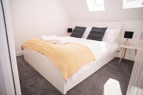 Orchid Lodge - Two Bed Generous Flat - Parking, Netflix, WIFI - Close to Blenheim Palace & Oxford - F4