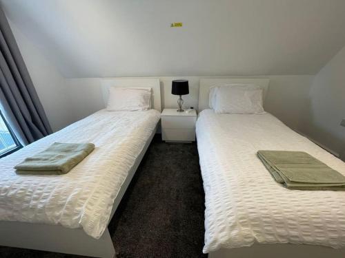 Orchid Lodge - Two Bed Generous Flat - Parking, Netflix, WIFI - Close to Blenheim Palace & Oxford - F4