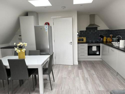 Orchid Lodge - Two Bed Generous Flat - Parking, Netflix, WIFI - Close to Blenheim Palace & Oxford -  in Dél-Kidlington