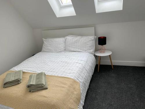 Orchid Lodge - Two Bed Generous Flat - Parking, Netflix, WIFI - Close to Blenheim Palace & Oxford - F4