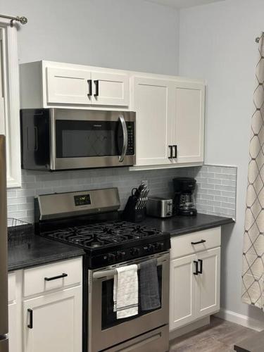 Newly 5 Star 3 Beds 1 Bath ideal Short term rental thumb 4