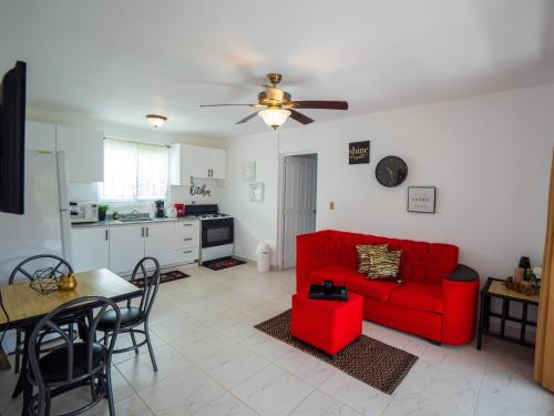 Spacious Palms Condo near beach + tv & wifi