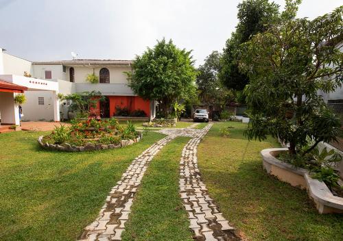Garden, Breeze of Paradise Hotel in Nugegoda Area