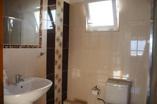 Bathroom, Akrojali in Mirtia