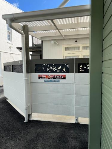 A szálláshely kívülről, The Runaway in Dargaville