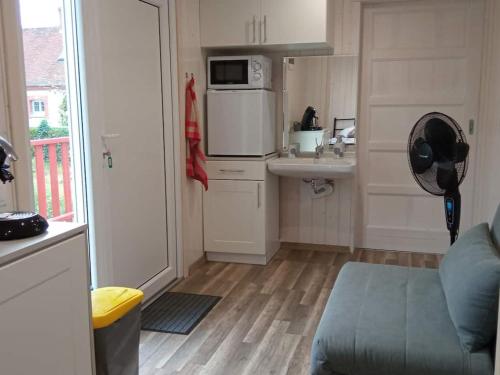 Guestroom Noyers, 1 pièce, 2 personnes - FR-1-590-266 (Chambre elegante, calme et adaptee PMR avec Wi-Fi, climatisation, parking et table d'hotes - FR-1-59) in Lorris