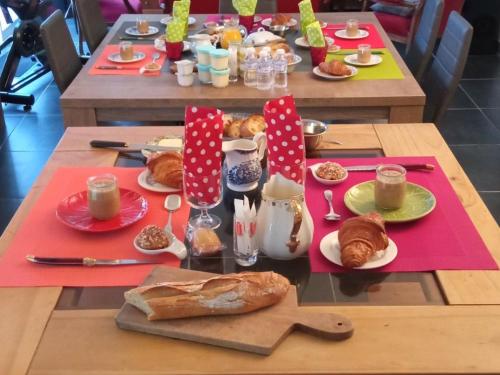 Guestroom Noyers, 1 pièce, 2 personnes - FR-1-590-266 (Chambre elegante, calme et adaptee PMR avec Wi-Fi, climatisation, parking et table d'hotes - FR-1-59) in Lorris