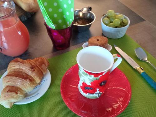 Guestroom Noyers, 1 pièce, 2 personnes - FR-1-590-266 (Chambre elegante, calme et adaptee PMR avec Wi-Fi, climatisation, parking et table d'hotes - FR-1-59) in Lorris