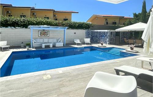 Awesome home in Laura with Outdoor swimming pool, 5 Bedrooms and WiFi