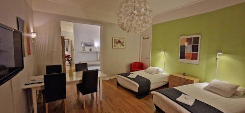 3 twin beds