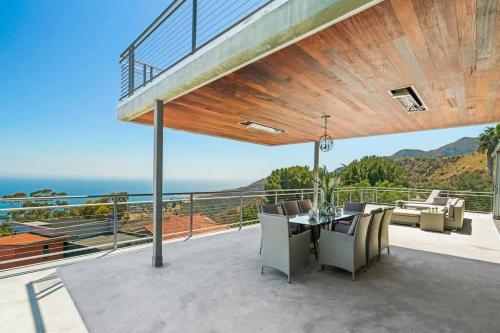 Malibu Glass House: Architectural w 180deg Views