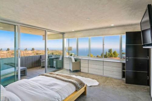 Malibu Glass House: Architectural w 180deg Views