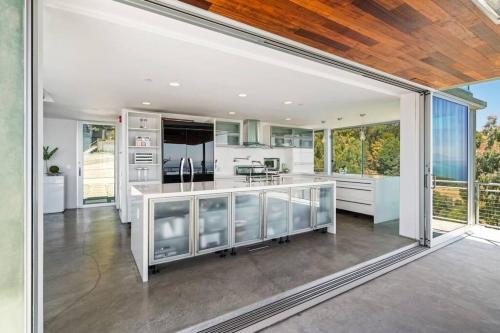 Malibu Glass House: Architectural w 180deg Views