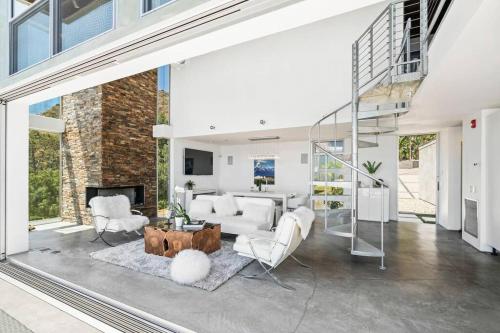Malibu Glass House: Architectural w 180deg Views in Los Angeles (CA)