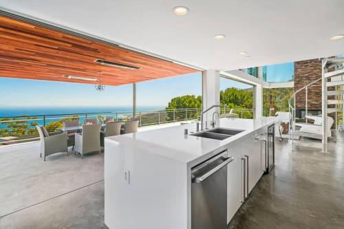 Malibu Glass House: Architectural w 180deg Views in Los Angeles (CA)