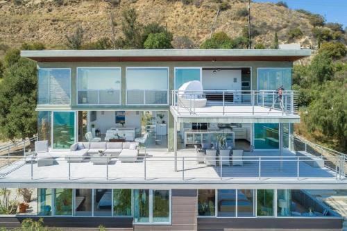 Malibu Glass House: Architectural w 180deg Views in Los Angeles (CA)