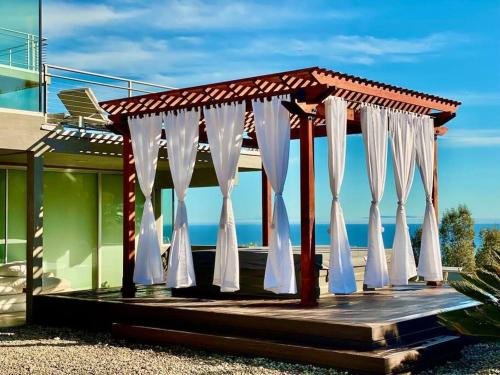 Malibu Glass House: Architectural w 180deg Views in Los Angeles (CA)