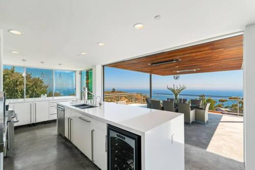 Malibu Glass House: Architectural w 180deg Views in Los Angeles (CA)