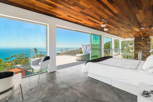 Malibu Glass House: Architectural w 180deg Views