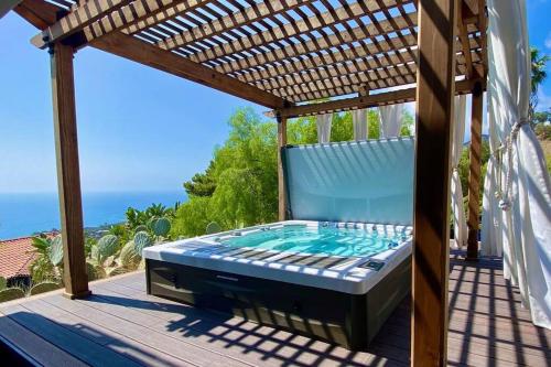 Malibu Glass House: Architectural w 180deg Views