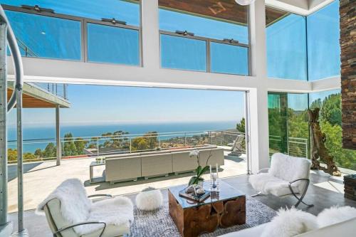 Malibu Glass House: Architectural w 180deg Views