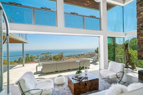 Malibu Glass House: Architectural w 180deg Views in Los Angeles (CA)