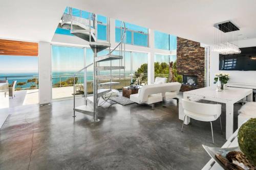 Malibu Glass House: Architectural w 180deg Views