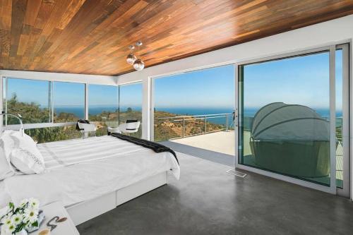 Malibu Glass House: Architectural w 180deg Views in Los Angeles (CA)