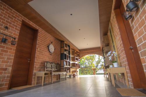 423927999 Gwandalan House