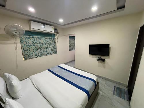 STAYMAKER Hotel Baba - Near Charbagh Railway Stn