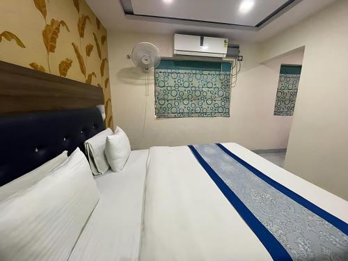 STAYMAKER Hotel Baba - Near Charbagh Railway Stn