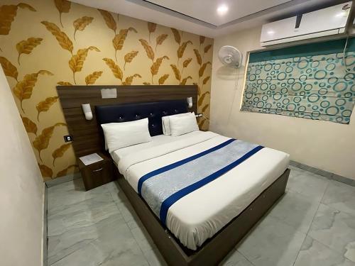 STAYMAKER Hotel Baba - Near Charbagh Railway Stn