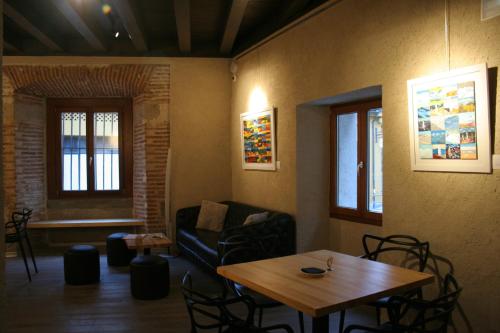 El Encanto Hotel & Cafeteria