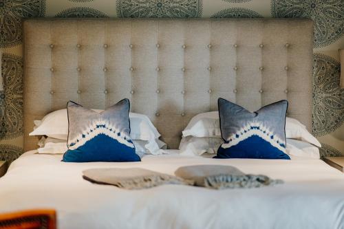 1 king bed, 1 sofa bed