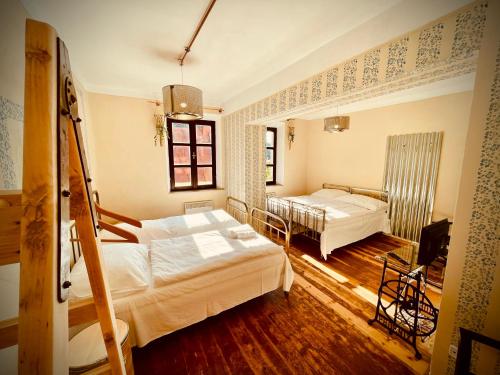 4 twin beds