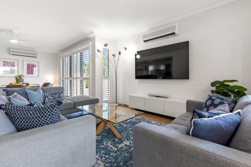 City oasis - 3 BR apt. on Maroochy river, pool, AC, Maroochydore