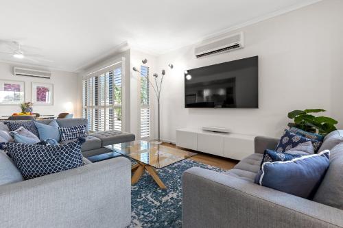 City oasis - 3 BR apt. on Maroochy river, pool, AC