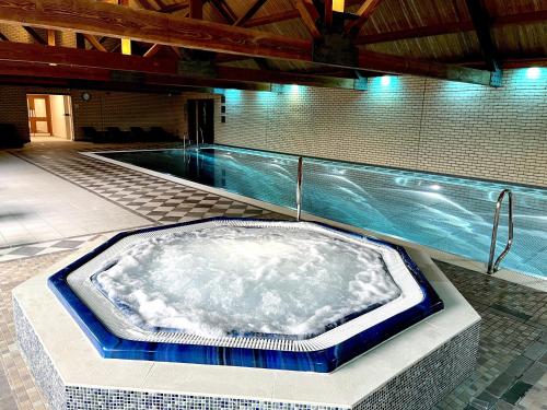 Úszómedence, Rowan Boutique Lodge for couples with a dog in York Külváros