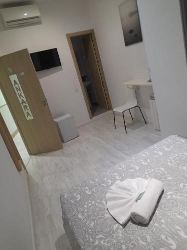 Hostal Adis - image 4
